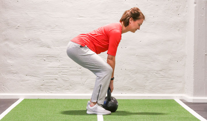 Tränare gör marklyft med kettlebell