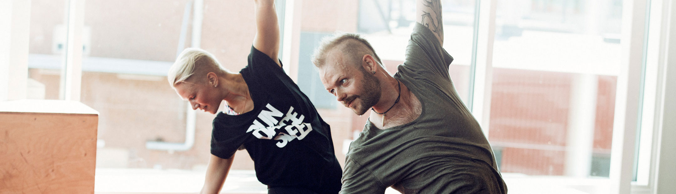 halvbild på två personer som lutar överkroppen åt vänster i en dansövning