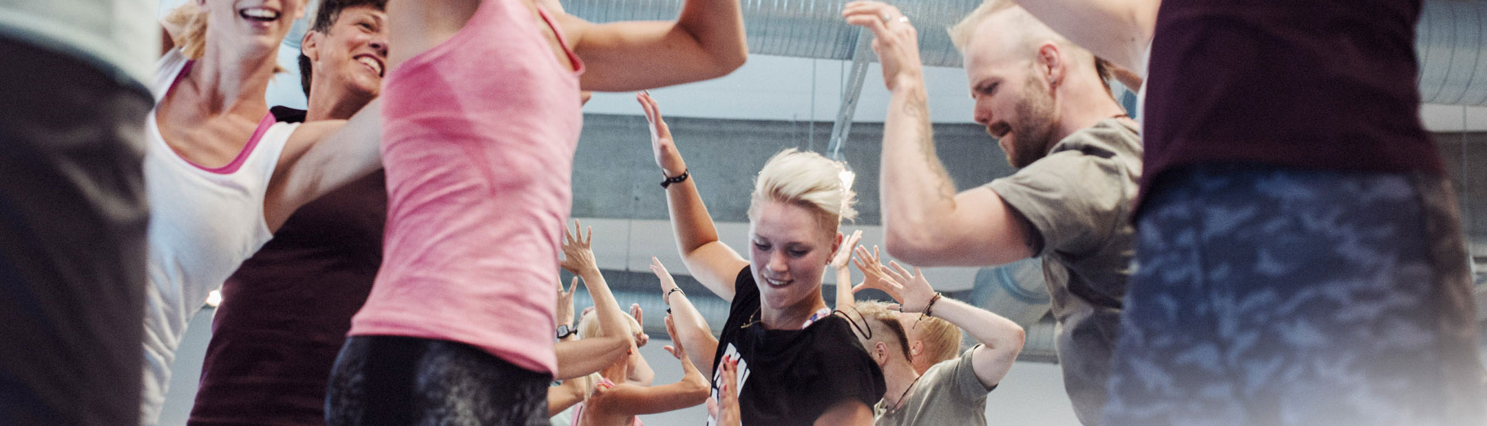 En grupp med människor som dansar tätt intill varandra