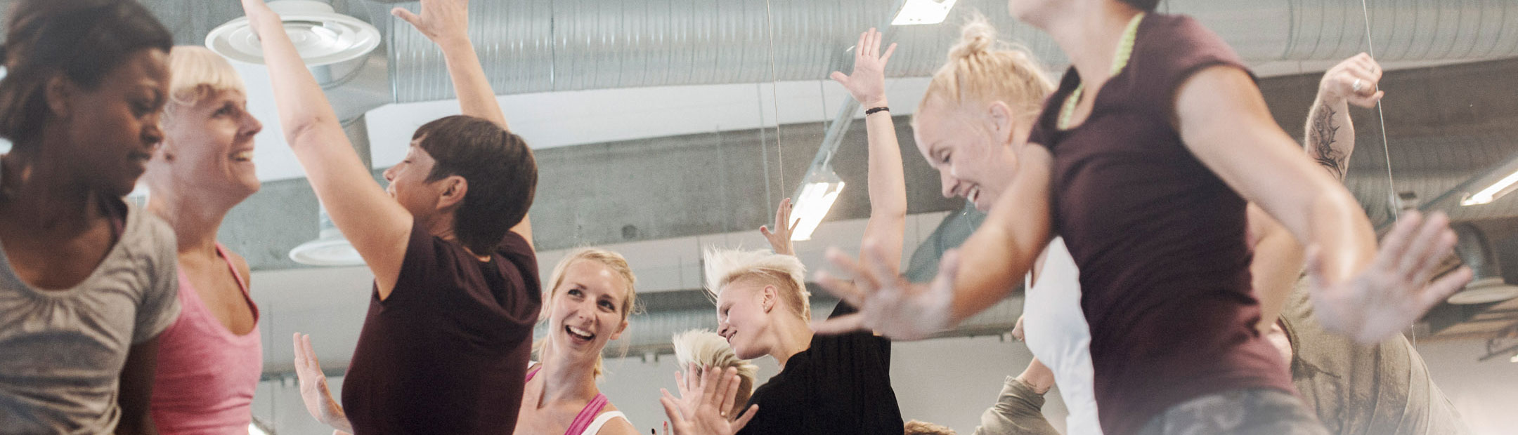 En grupp med främst kvinnor som dansar där endast överkroppen syns