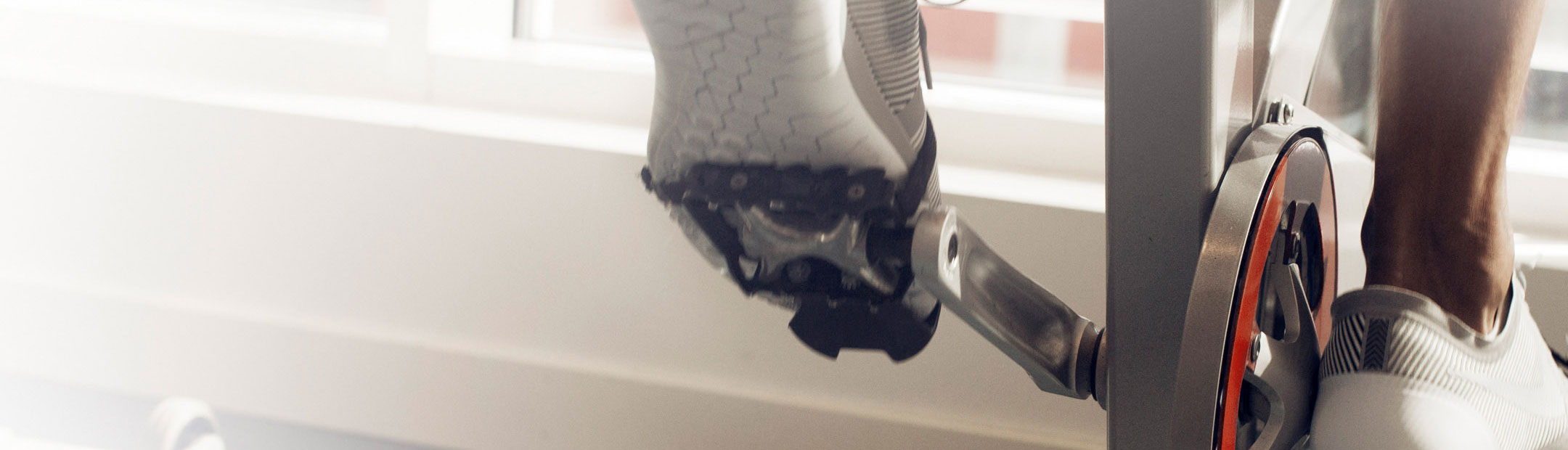 Detaljbild på Två fötter på en spinningcykel