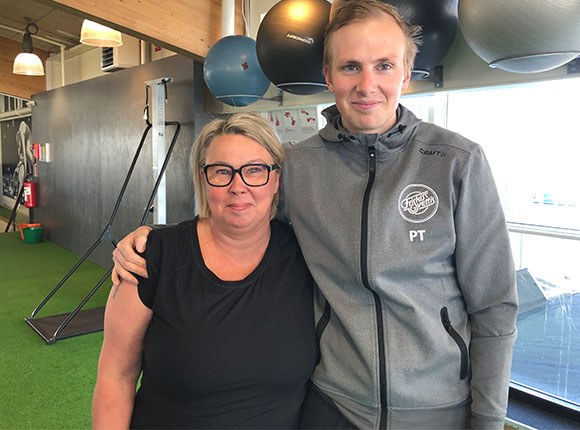 Susanne med personliga tränaren Fredrik