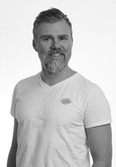 Verksamhetschefen Daniel i vit t-shirt